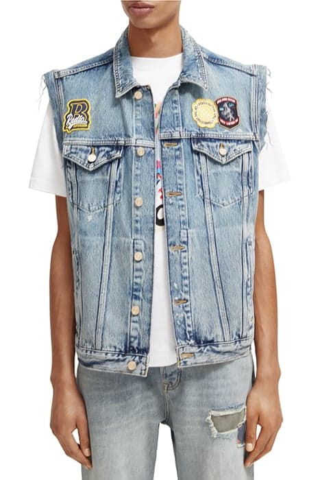 CUT OFF SLEEVELESS DENIM TRUCKER WITH BADGES HEADLINE ACT by Scotch & Soda