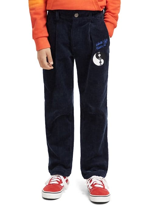 LOOSE TAPERED FIT CORDUROY PANTS IN ORGANIC COTTON NIGHT by Scotch & Soda