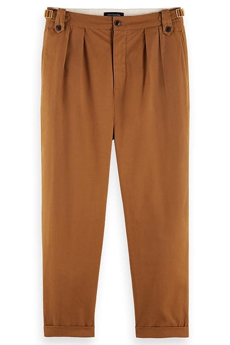 SEASONAL FIT- PLEATED WORKWEAR CHINO IN ORGANIC COTTON TABAC by Scotch & Soda