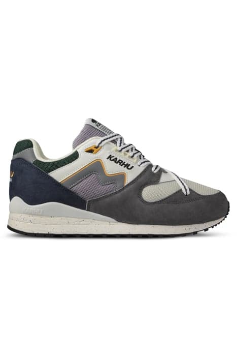 SYNCHRON CLASSIC-GUNMETAL/BRIGHT WHITE by Karhu