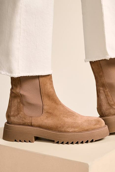 O.SORIA - CAMEL SUEDE CHELSEA BOOTS WITH NOTCHED SOLE by ONE STEP