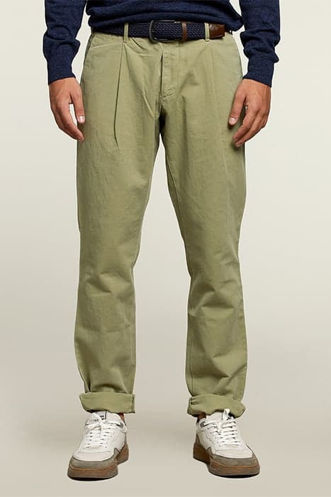 TIGHT FIT PLEATED CHINO LEAF by River Woods