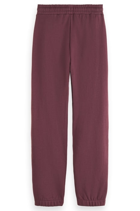 ESSENTIAL BADGE SWEATPANT IN ORGANIC COTTON BERRY WINE 5