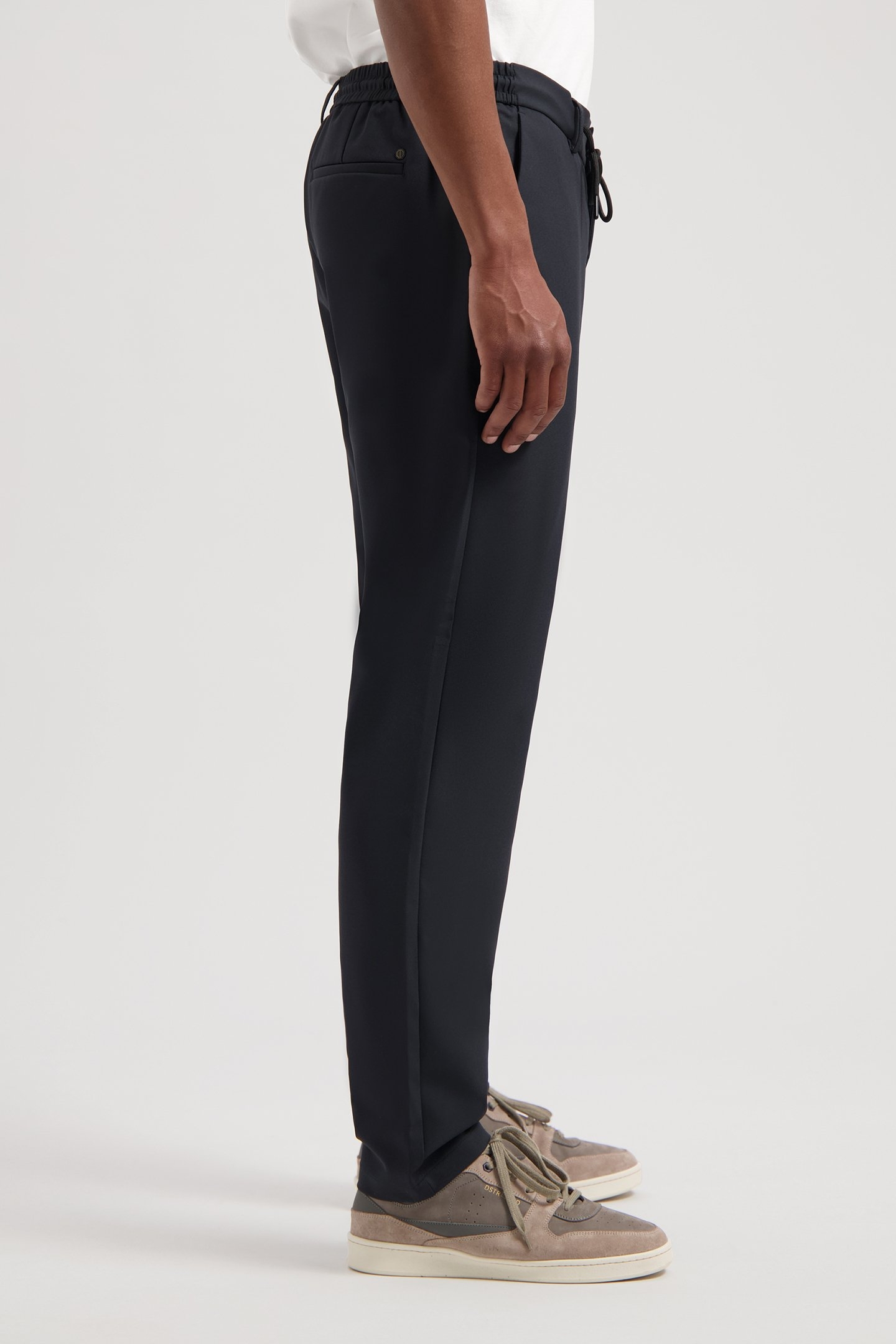 DS_LOGAN TECH CHINO BLACK 4