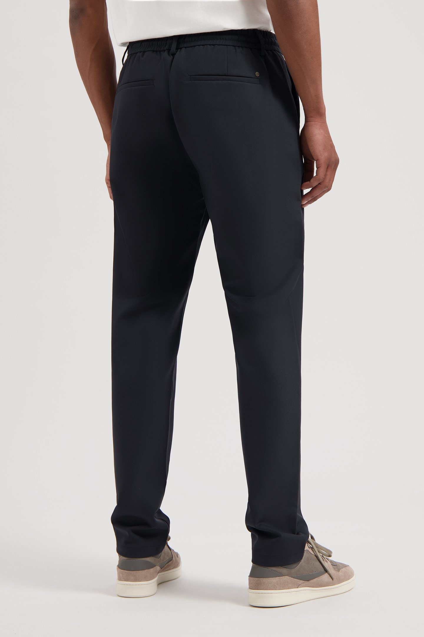 DS_LOGAN TECH CHINO BLACK 2